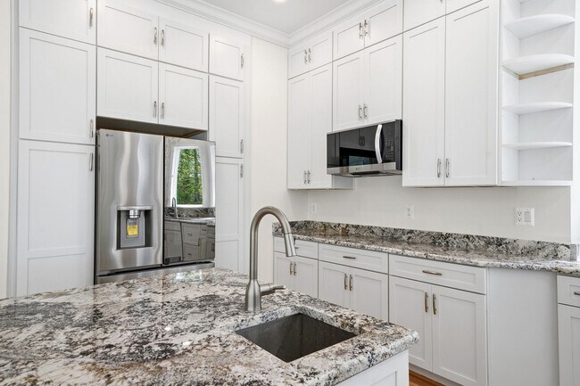 Building Photo - 5116 Shore Dr