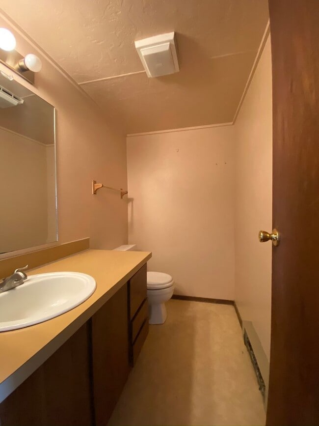 Building Photo - City of Gunnison Spacious 2 bedroom/2.5 bath!