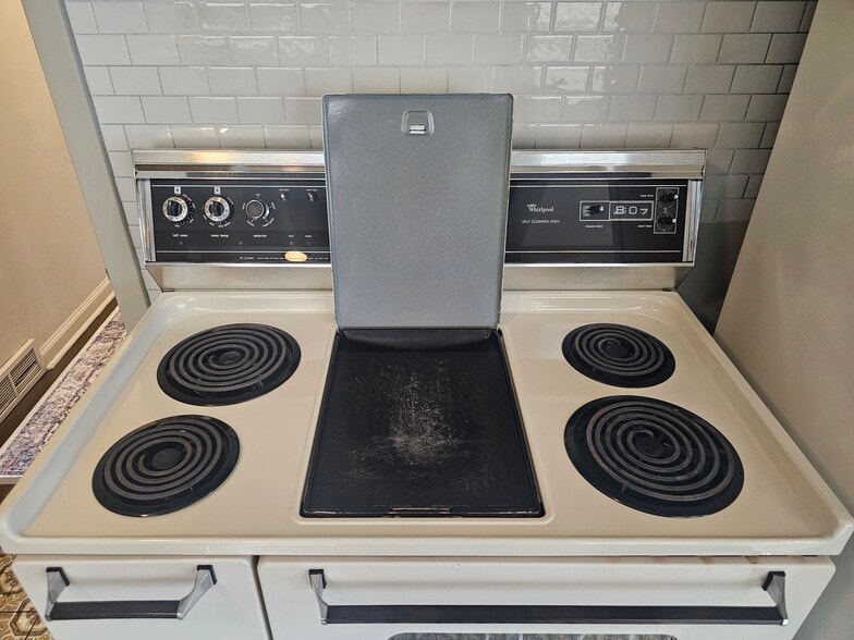 Building Photo - 6613 N Amherst St