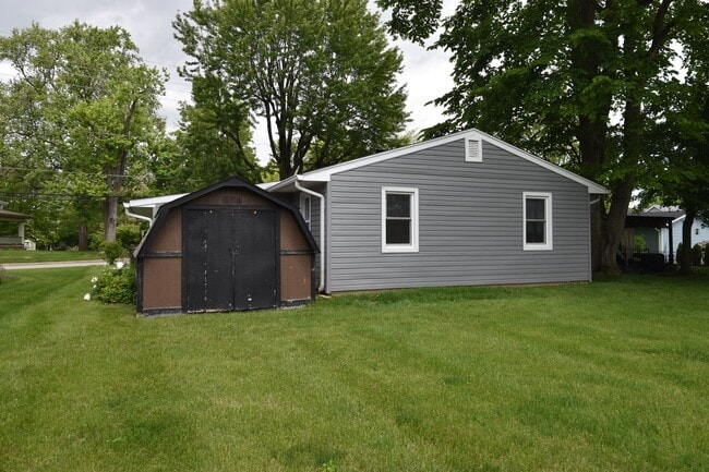 Building Photo - Fortville 3 bedroom Home