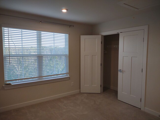 Building Photo - Superlative 6 Bedroom, 5 Bathroom Home in ...