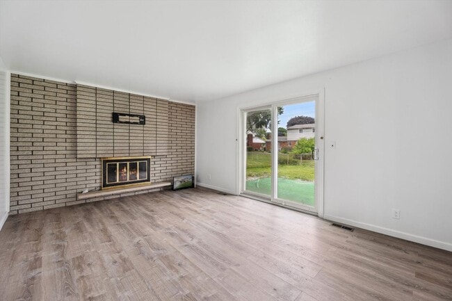 Building Photo - Move-In Ready 4 bedroom, 3 bathroom Home i...