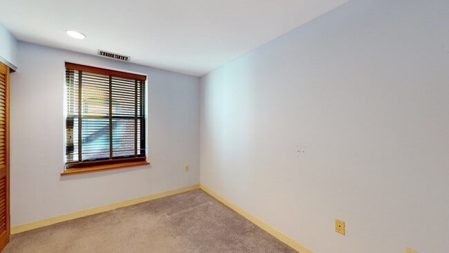 Building Photo - 84 Gainsborough St