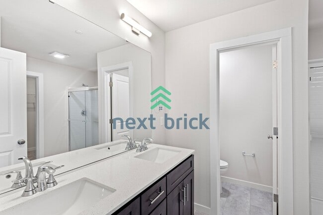 Building Photo - "Spacious 3-Bedroom Luxury Townhouse in Everett with 3 Full Baths"