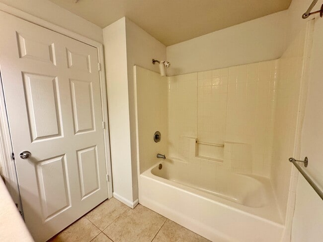 Building Photo - 2005 Mariposa Vista Ln