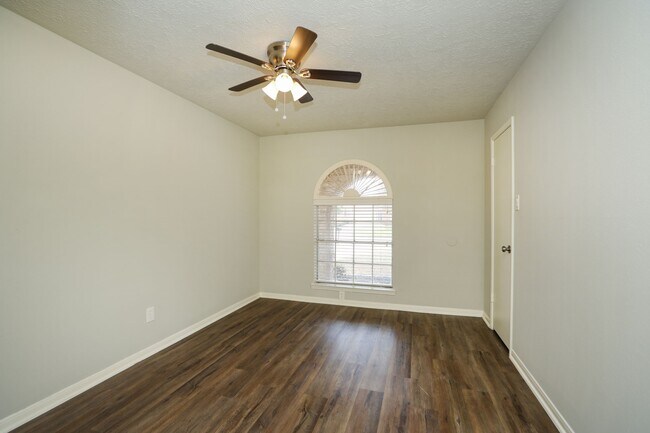 Building Photo - 815 Park Meadow Dr