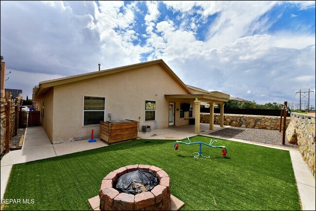 Building Photo - 10937 Northview Dr