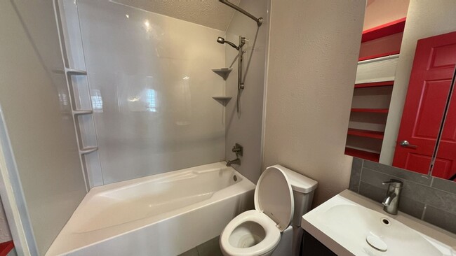 Building Photo - 6 month lease available. 2 bedroom in Sout...