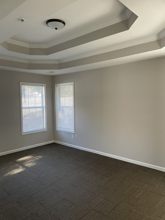 Building Photo - Great Location!