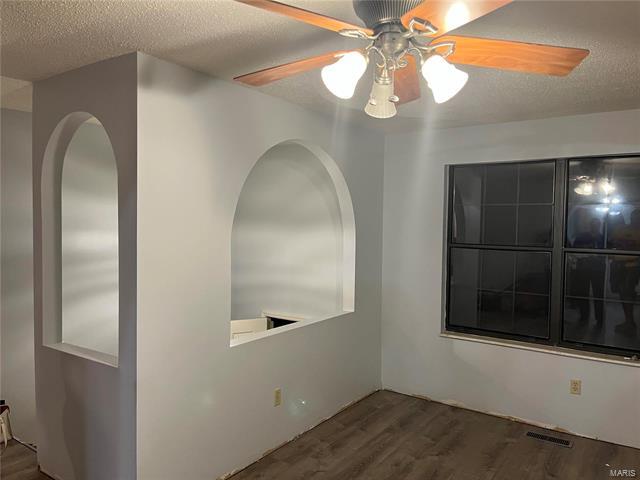 Building Photo - 2504 Tanglewood Dr