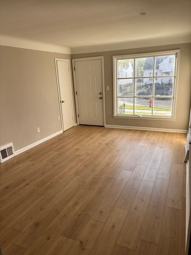 Building Photo - Maple Heights Single Home