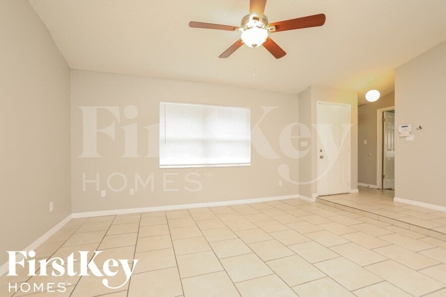 Building Photo - 2045 Houndslake Dr