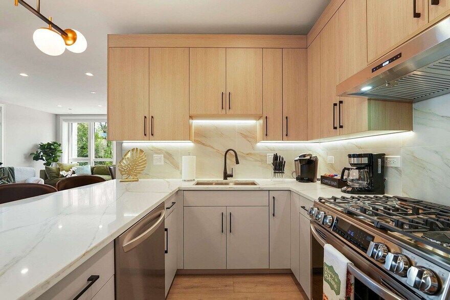 Building Photo - 2344 W Polk St