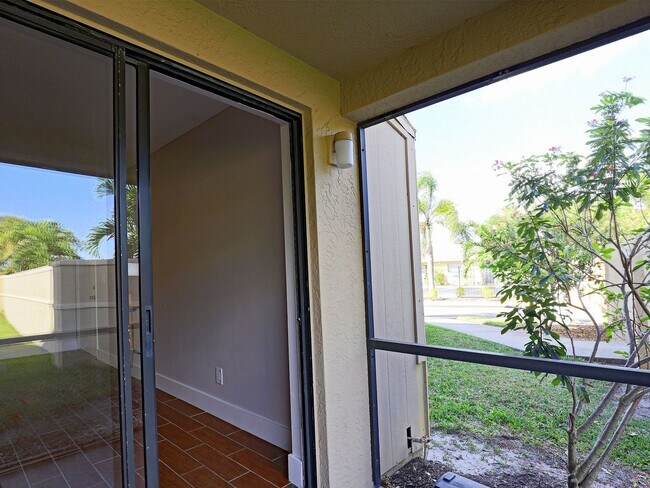 Building Photo - $250 OFF FIRST MONTH RENT!! Affordable & Newly Remodeled 1-Bedroom in the Heart of Fort Myers!