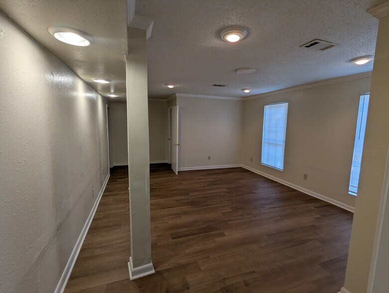Building Photo - 1615 Dawnview Ln