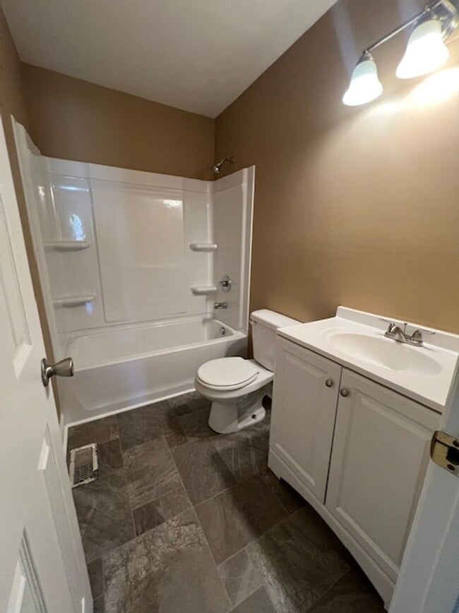 Building Photo - 3 Bedroom, 1 Bath Home in Harlem