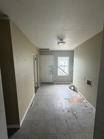 Building Photo - 1604 S Kneer Ave