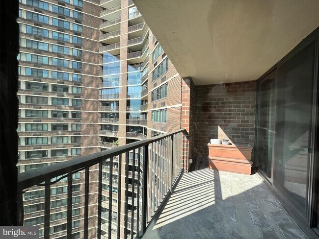 Building Photo - 1420 Locust St