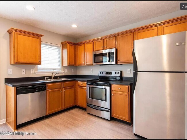 Building Photo - 402 Clare Ln