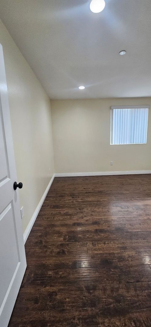 Building Photo - 75(611)