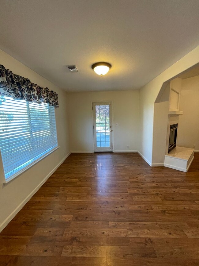 Building Photo - Beautiful 3 Bedroom 2 Bath Single Family H...