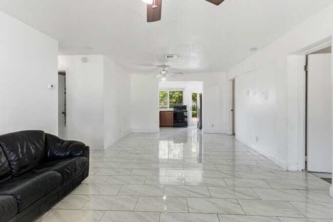 Building Photo - 2748 SW 46th Ct