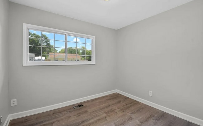 Building Photo - 4 bedroom 2 bathroom located in Champaign-...