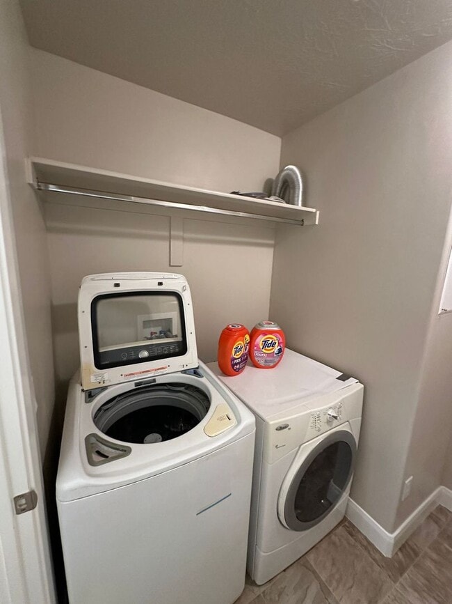 Building Photo - Charming Townhome