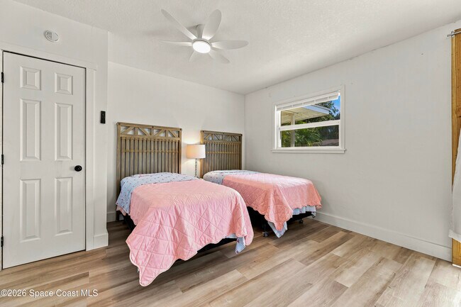 Building Photo - 215 Pelican Dr