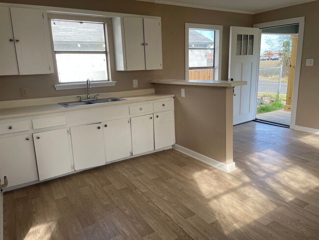 Building Photo - Move In ASAP!
