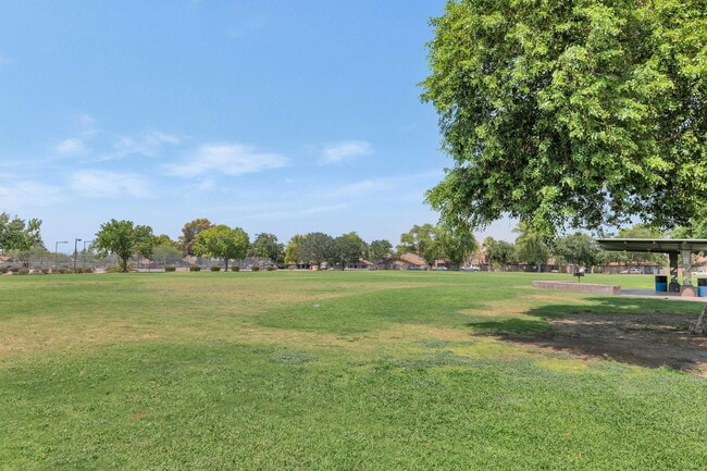 Building Photo - Ground-Floor 1-Bed Condo with Access to Co...