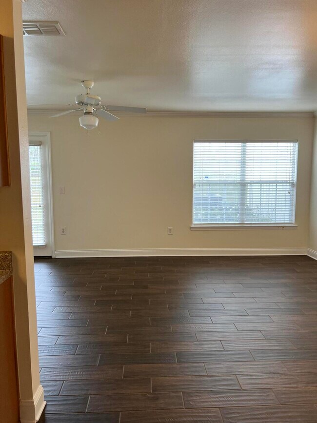 Building Photo - 748 Majestic Dr
