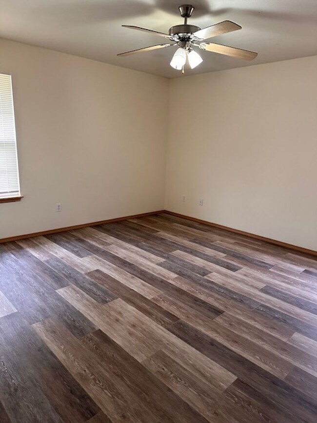 Building Photo - Great 3 bed 2 bath home in SE Springfield