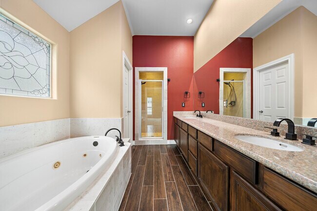 Building Photo - 2927 Clinton Dr