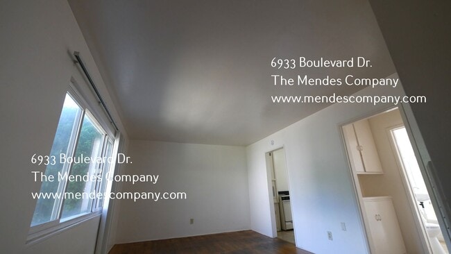 Building Photo - 6933 Boulevard Dr