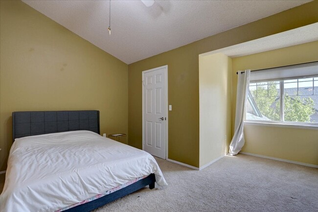 Building Photo - Beautiful 2bed/2bath/1car garage in Louisv...
