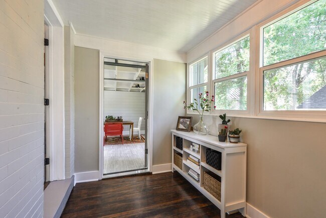 Building Photo - Beautifully remodeled 3 Bedroom Bungalow in Old Town