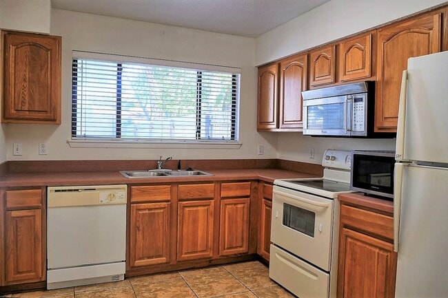 Building Photo - Single family home in Winter Park! Availab...