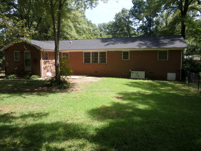 Building Photo - 3 Bedroom 2 Bathroom Brick Ranch Home near...