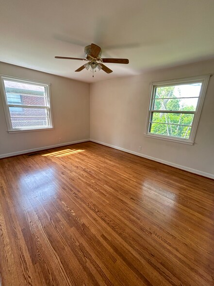 Master Bedroom - 2800 Glenoaks Dr