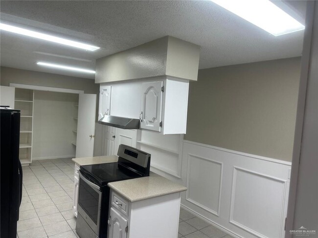 Building Photo - 700 E Sam Houston Blvd