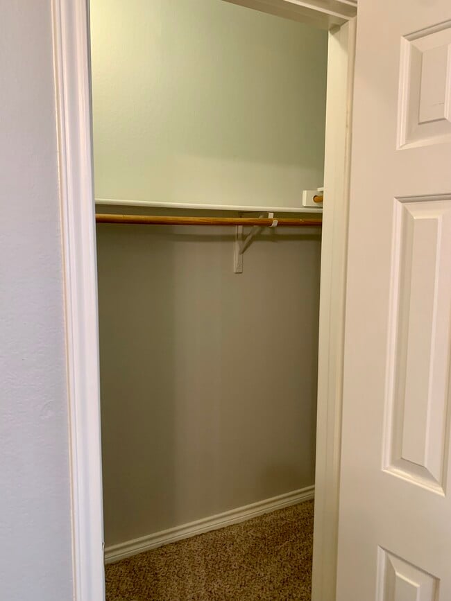 Building Photo - 1415 Millbrook Ln