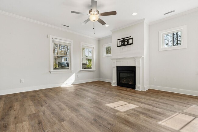 Building Photo - APPLICATIONS PENDING - Gorgeous 4be/3ba With Fenced-In Backyard