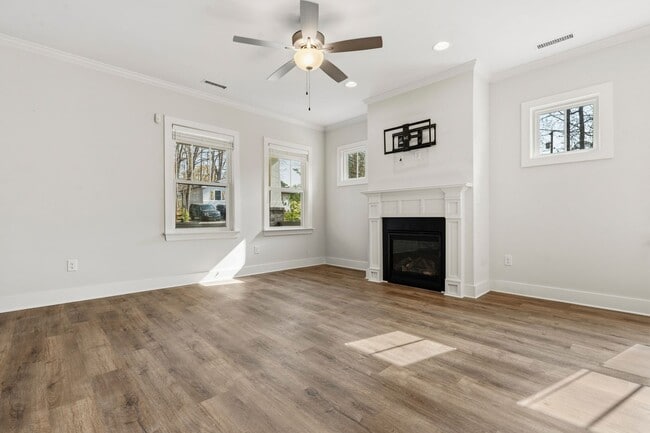 Building Photo - Gorgeous 4be/3ba With Fenced-In Backyard