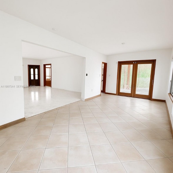 Building Photo - 1915 Country Club Prado