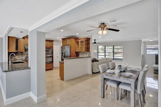 Building Photo - 2600 NE 52nd Ct