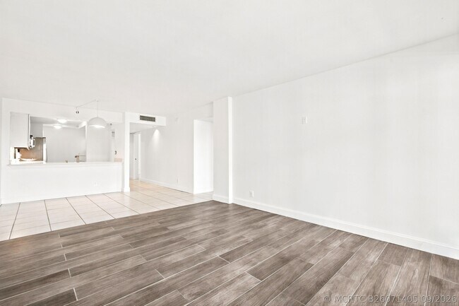 Building Photo - 8 Royal Palm Way