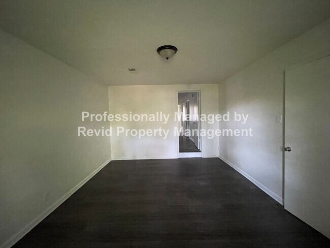 Building Photo - SECTION 8 ACCEPTED