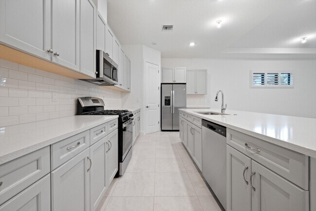 Building Photo - 5546 St Armands Way