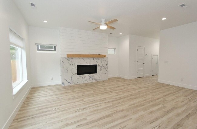 Building Photo - Immaculate Bench Home!